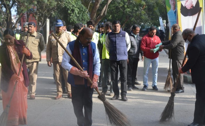 राष्ट्रीय सफाई कर्मचारी आयोग के अध्यक्ष ने सफाई अभियान में किया प्रतिभाग