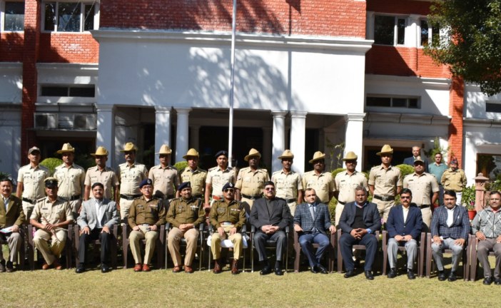 उत्तराखण्ड पुलिस की कार्यप्रणाली से रूबरू होने आए कर्नाटक पुलिस के दल से डीजीपी ने की भेंट