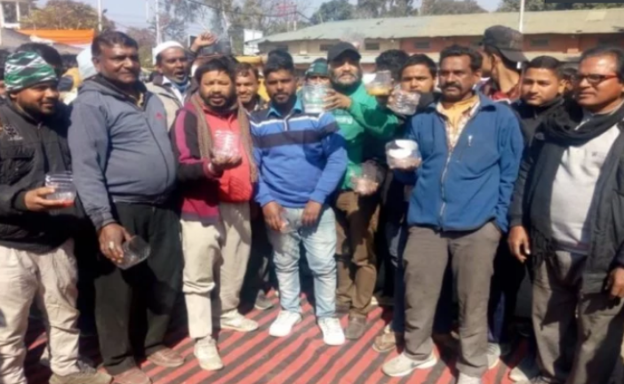 ई-रिक्शा चालकों ने आंदोलन किया तेज, शहर के विभिन्न मार्गों पर मांगी भीख