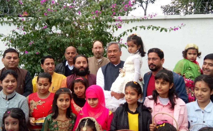 मुख्यमंत्री श्री त्रिवेंद्र सिंह रावत ने उत्तराखण्ड का पारंपरिक फूलदेई त्यौहार बच्चों के साथ मनाया