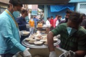 बालाजी सेवा समिति सीता रसोई के माध्यम से उपलब्ध करा रही लोगों को भोजन