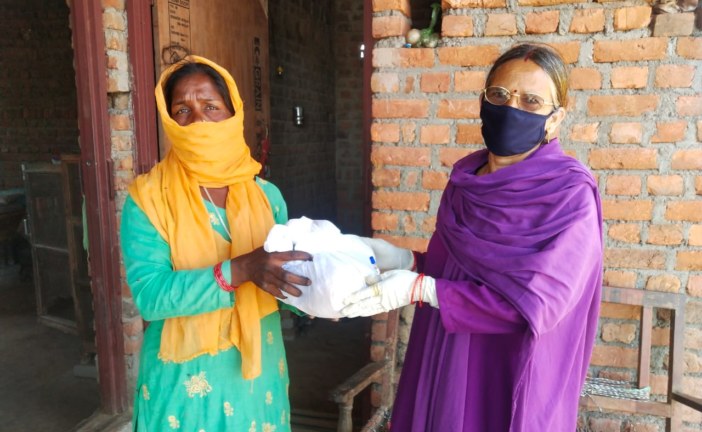आंगनबाड़ी दे रही गर्भवती महिलाओं को खाद्य सामग्री की किट