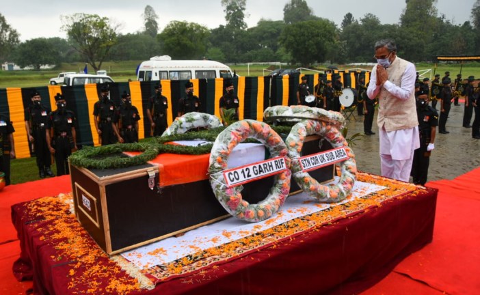 सीएम ने शहीद जवान सुरेंद्र सिंह नेगी के पार्थिव शरीर पर पुष्पचक्र अर्पित किए