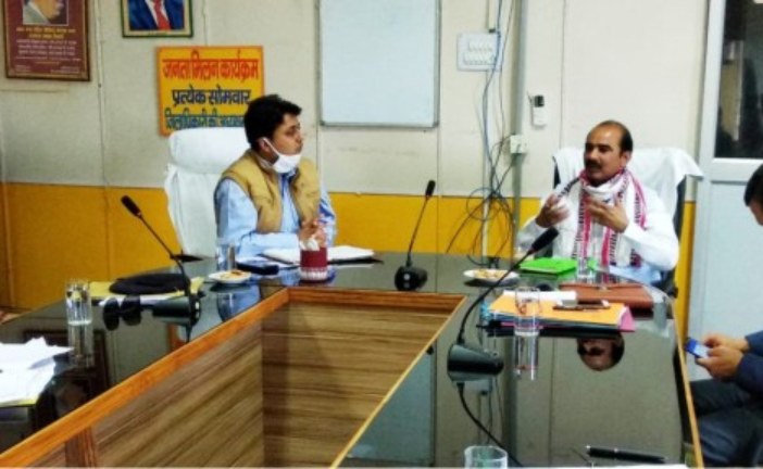 कोरोना वायरस संक्रमण रोकने के सम्बन्ध में मा0 संसद अजय टम्टा द्वारा कलैक्ट्रेट सभागार बैठक ली