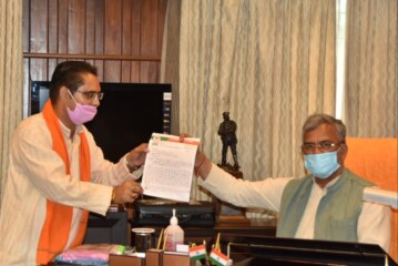 भाजपा नेता दिनेश रावत ने सीएम से भेंट कर उन्हें मांगपत्र सौंपा