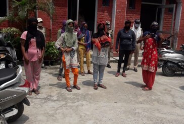स्टेशन के बाहर राहगीरों को अश्लील इशारे करती सात महिलाएं गिरफ्तार