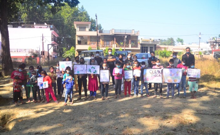 साहस संस्था ने इंदिरानगर मलिन बस्ती में चलाया सफाई अभियान