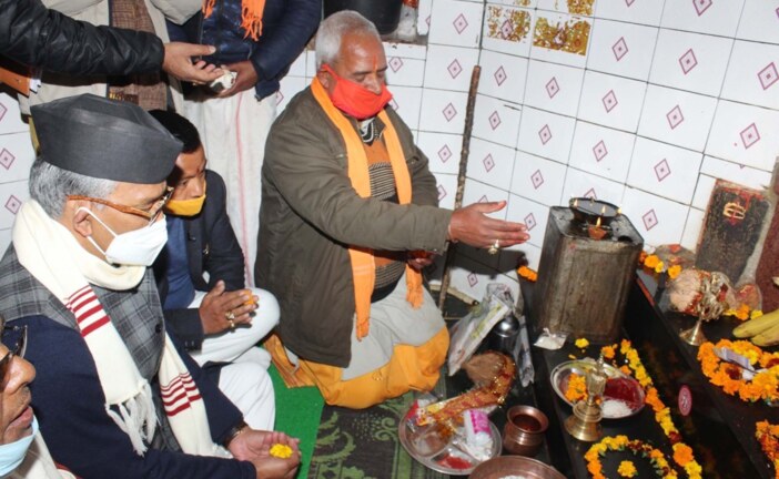 सीएम त्रिवेंद्र ने गोलू देवता मंदिर में की पूजा-अर्चना, प्रदेश की खुशहाली की कामना