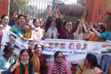 महिला कांग्रेस ने महंगाई के विरोध में गांधी पार्क के समक्ष दिया धरना