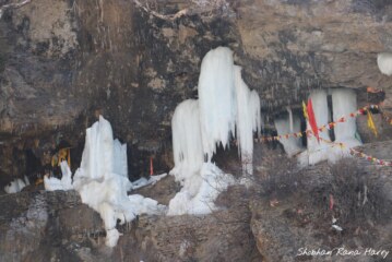 बर्फबारी के बीच स्थानीय लोगों ने किए टिम्मरसैंण महादेव के दर्शन