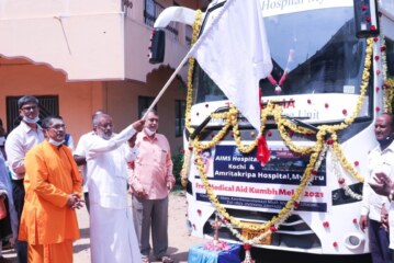 कुंभ मेले में साधुओं और तीर्थयात्रियों के निःशुल्क चेक-अप के लिए अत्याधुनिक सुविधाओं से लैस मोबाइल अस्पताल मुहैया कराया