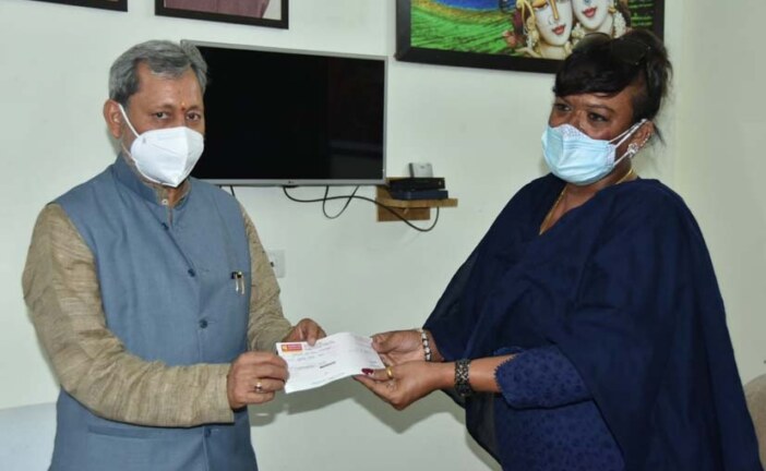 मैडम रजनी रावत ने मुख्यमंत्री श्री तीरथ सिंह रावत से मुलाकात कर उन्हें सीएम राहत कोष के लिये 21 लाख रुपये राशि का चैक भेंट किया