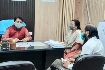 जिलाधिकारी नितिन सिंह भदौरिया ने आज आपदा कंट्रोल रूम में कोरोना के बढ़ते संक्रमण को देखते हुए स्वास्थ्य विभाग के अधिकारियों के साथ बैठक की
