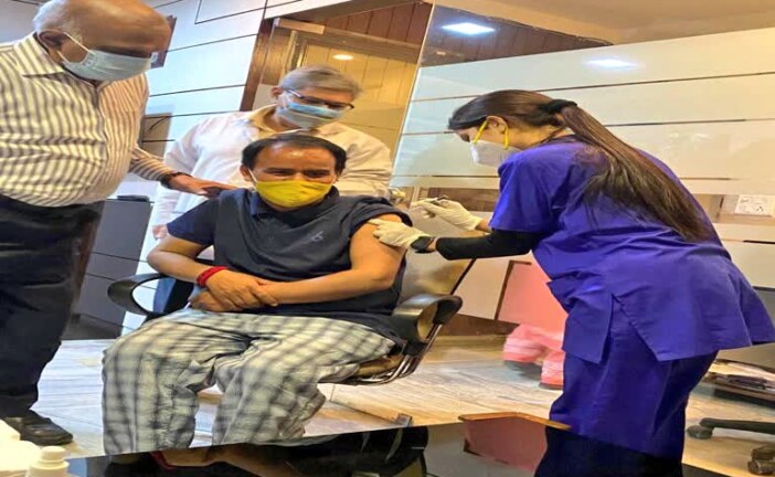 राज्यमंत्री धन सिंह रावत ने लगवाई कोरोना वैक्सीन की पहली डोज