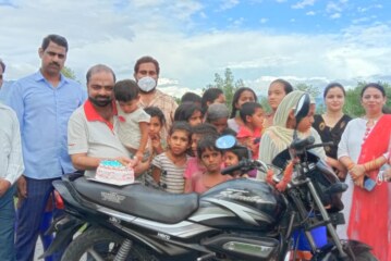 झुग्गी झोपड़ी के बच्चों के साथ मनाया राहुल गाँधी का जन्मदिन