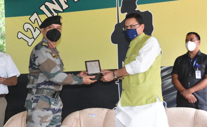 मुख्यमंत्री श्री पुष्कर सिंह धामी ने 127 ईको बटालियन, गढ़ी कैंट में अपर महानिदेशक प्रादेशिक सेना जनरल गुलाब सिंह रावत द्वारा प्रदान की गई कोविड राहत सामग्री का फ्लैग ऑफ किया