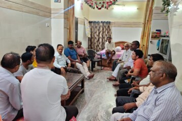 बैठक में ग्रामीणों को दी बसपा की नीतियों की जानकारी  