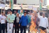 कांग्रेसियों ने विरोध दर्ज कर फूंका केन्द्र सरकार का पुतला  