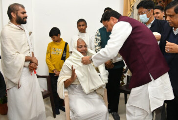 देहरादून। मुख्यमंत्री पुष्कर सिंह धामी ने रविवार को मुख्यमंत्री आवास में जैन मुनि आचार्य भगवंत विश्व रत्न सागर सुरेश्वर का आशीर्वाद लिया