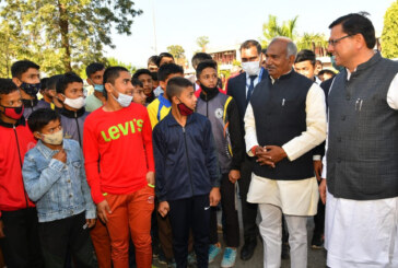 महाराणा प्रताप स्पोर्ट्स कॉलेज के छात्रावासों में रह रहे छात्रों से मिले सीएम धामी