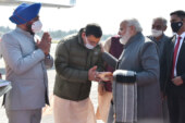 प्रधानमंत्री श्री नरेन्द्र मोदी के जौलीग्रांट एयरपोर्ट पहुंचने पर  महानुभावों ने स्वागत किया