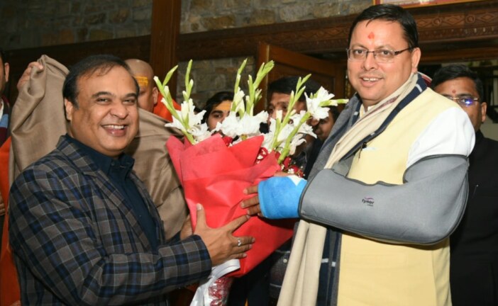 मुख्यमंत्री श्री पुष्कर सिंह धामी से गुरुवार को मुख्यमंत्री आवास में असम के मुख्यमंत्री श्री हिमंत बिस्वा सरमा ने शिष्टाचार भेंट की