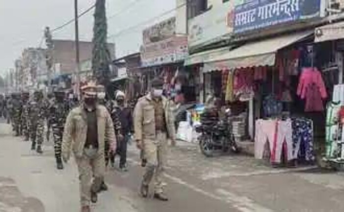 दिनेशपुर में पुलिस ने निकाला फ्लैग मार्च