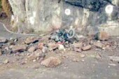 पहाड़ी से गिरे बोल्डर की चपेट में आकार बाइक सवार एक युवक की मौत, दूसरा घायल