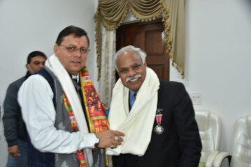 मुख्यमंत्री श्री पुष्कर सिंह धामी ने सोमवार को मुख्यमंत्री आवास में पद्मश्री डॉ. बी.के.एस. संजय को शॉल ओढ़ाकर सम्मानित किया।