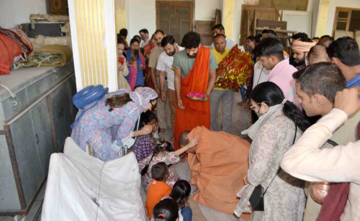 नवरात्र के नौवें दिन श्रद्धालुओं ने किया श्री दक्षिण काली मंदिर में मां सिद्धिदात्री व कन्याओं का पूजन