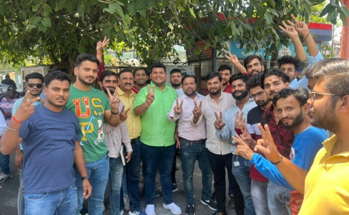 सीएम धामी की जीत पर भाजयुमो कार्यकर्ताओं ने ढोल नगाड़े बजाकर मनाया जश्न