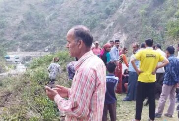देहरादून : सुरकंडा देवी मंदिर जा रहा सवारी वाहन खाई में गिरा, 12 लोग घायल 