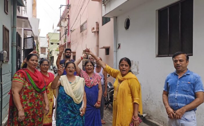 घरों में बरसाती पानी भरने पर भाजपा पार्षद के नेतृत्व में लोगों ने किया मुख्य नगर आयुक्त के खिलाफ प्रदर्शन