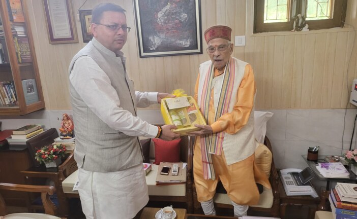 मुख्यमंत्री श्री पुष्कर सिंह धामी ने पूर्व केंद्रीय मंत्री श्री मुरली मनोहर जोशी जी से उनके आवास जाकर शिष्टाचार भेंट की और उनका आशीर्वाद लिया