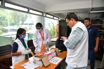 मुख्यमंत्री श्री पुष्कर सिंह धामी ने कोविड टीकाकरण कैम्प का निरीक्षण किया