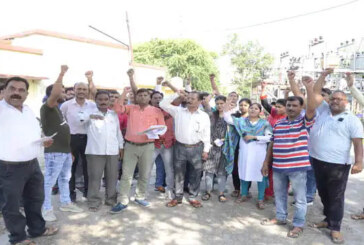 बिजली कर्मचारियों ने सरकार के खिलाफ प्रदर्शन किया 