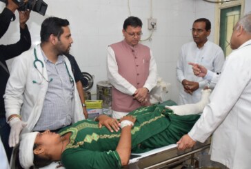 सितारगंज सड़क हादसा मामला सुशीला तिवारी अस्पताल जाकर मुख्यमंत्री ने जाना घायलों का हाल