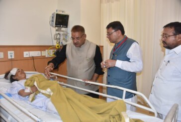 मुख्यमंत्री श्री पुष्कर सिंह धामी ने मैक्स अस्पताल में भर्ती घायल आपदा प्रभावितों का हालचाल जाना