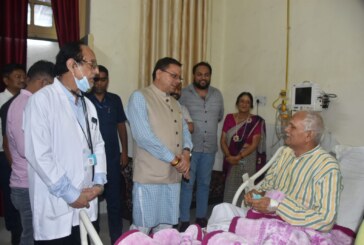 मुख्यमंत्री श्री पुष्कर सिंह धामी ने  अस्पताल जाकर भाजपा नेता श्री मोहन सिंह रावत ‘‘गांववासी‘‘ की कुशल क्षेम जानी