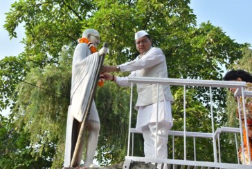मुख्यमंत्री श्री पुष्कर सिंह धामी ने राष्ट्रपिता महात्मा गांधी जी की जयंती के अवसर पर  उनकी मूर्ति पर माल्यार्पण कर श्रद्धांजलि दी