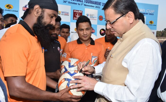 सीएम धामी ने की हिमालयन कप ऑल इण्डिया फुटबॉल टूर्नामेंट की विजेता टीम को ट्रॉफी प्रदान  
