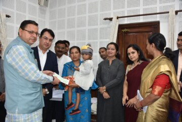 सीएम धामी ने सौंपा कांस्टेबल स्व० प्रदीप कुमार की पत्नी को एचडीएफसी बैंक की ओर से 50 लाख रुपए का चेक 