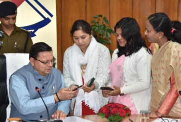 मुख्यमंत्री श्री पुष्कर सिंह धामी ने शनिवार को सचिवालय में उत्तराखंड पुलिस एप के अन्तर्गत सरकारी एवं गैर सरकारी कार्यालयों/संस्थानों में कार्यरत महिलाओं के लिए स्व रजिस्ट्रेशन सुविधा का शुभारंभ किया