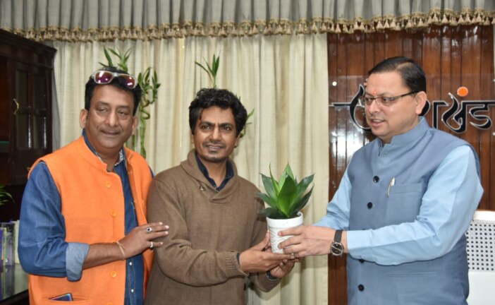 मुख्यमंत्री श्री पुष्कर सिंह धामी से शनिवार को मुख्यमंत्री कैम्प कार्यालय में फिल्म अभिनेता श्री नवाजुद्दीन सिद्दीकी ने भेंट की