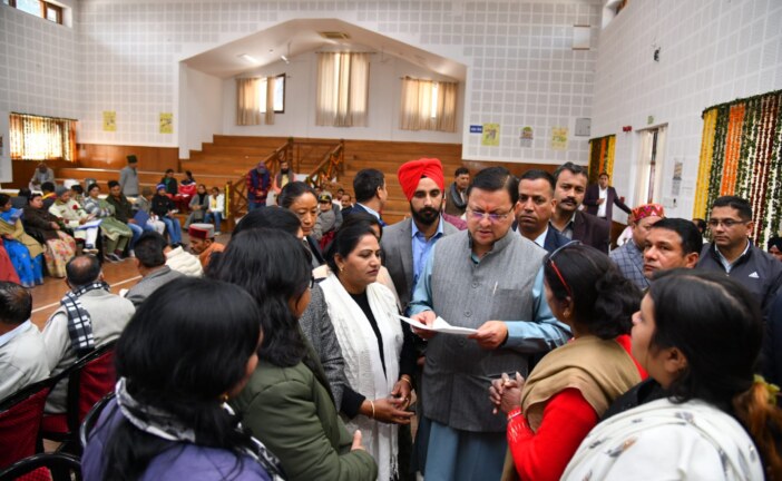 मुख्यमंत्री श्री पुष्कर सिंह धामी ने बड़ी संख्या में आए लोगों की शिकायतों और समस्याओं को सुना और मौके पर ही अधिकारियों को उनके निस्तारण के निर्देश दिये।