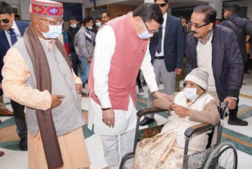 मुख्यमंत्री श्री धामी ने अस्पताल पहुंचकर श्रीमती सुशीला बलूनी से मुलाकात की