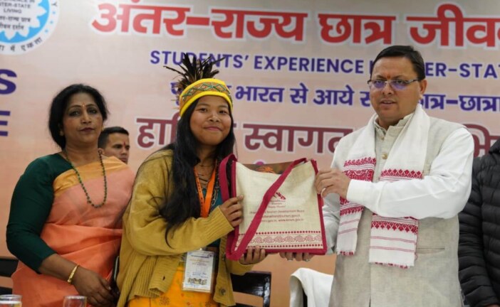 मुख्यमंत्री श्री पुष्कर सिंह धामी से पूर्वोत्तर भारत से आये छात्रों के दल ने भेंट की