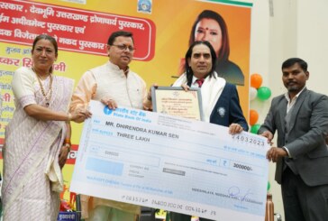 मुख्यमंत्री श्री पुष्कर सिंह धामी ने खेल विभाग द्वारा आयोजित कार्यक्रम में वर्ष 2019-20 के लिए बैडमिन्टन खिलाड़ी श्री लक्ष्य सेन, वर्ष 2020-21 के लिए एथलेटिक्स खिलाड़ी श्री चन्दन सिंह को देवभूमि उत्तराखण्ड खेल रत्न पुरस्कार से सम्मानित किया