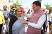 मुख्यमंत्री श्री पुष्कर सिंह धामी ने होली पर्व के अवसर पर अपनी माता जी को गुलाल लगाकर उनका आशीर्वाद लिया