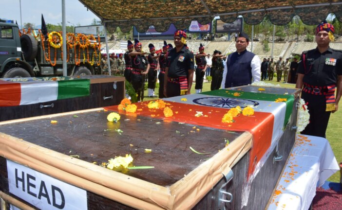 सीएम धामी ने की ऑपरेशन त्रिनेत्र में शहीद हुए चमोली निवासी लांस नायक रुचिन सिंह रावत एवं सिरमौर, हिमाचल प्रदेश निवासी शहीद प्रमोद नेगी के पार्थिव शरीर पर पुष्पचक्र अर्पित कर उन्हें श्रद्धांजलि अर्पित